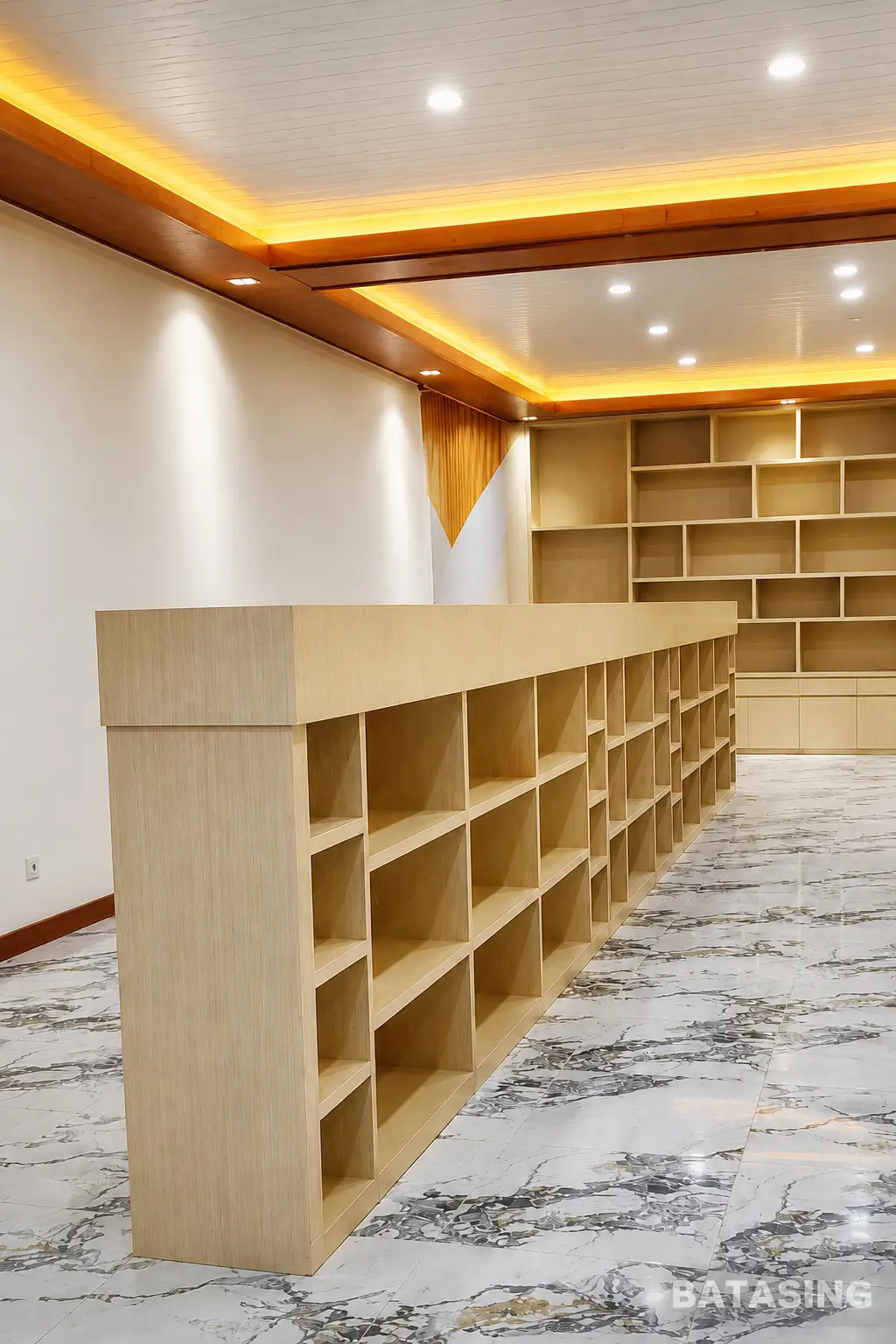 Interior custom dengan rak panjang dan area display hasil pekerjaan BATASING