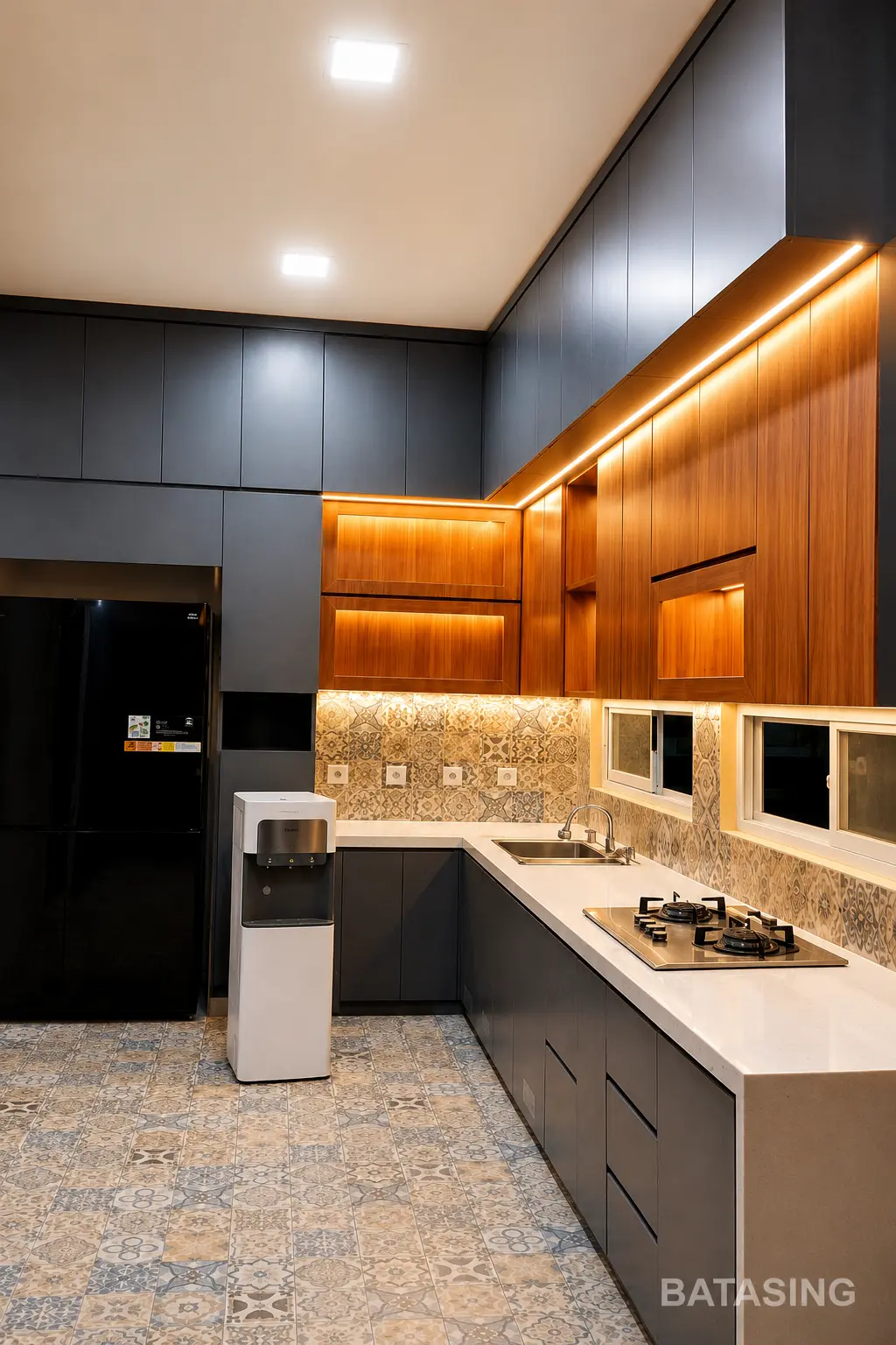Kitchen set modern kombinasi abu-abu dan kayu dengan pencahayaan LED BATASING