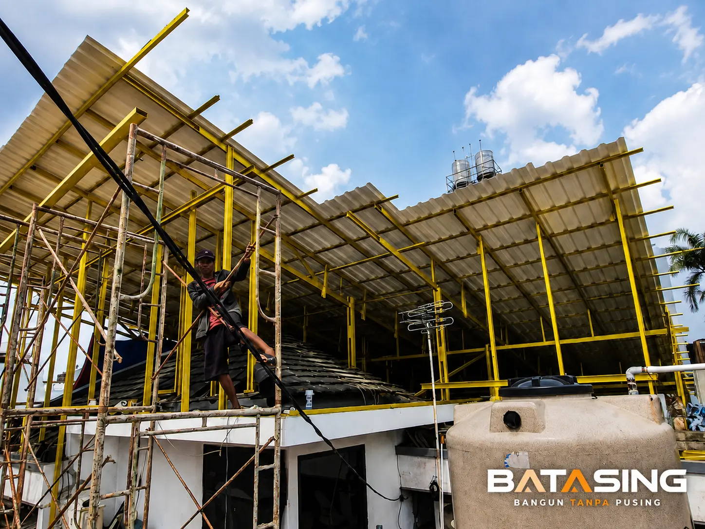 Konstruksi rangka baja dan atap bangunan hasil pekerjaan BATASING